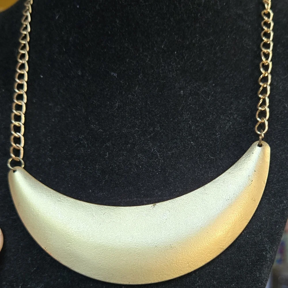 Vintage gold brushed statement necklace 16" - Picture 3 of 4